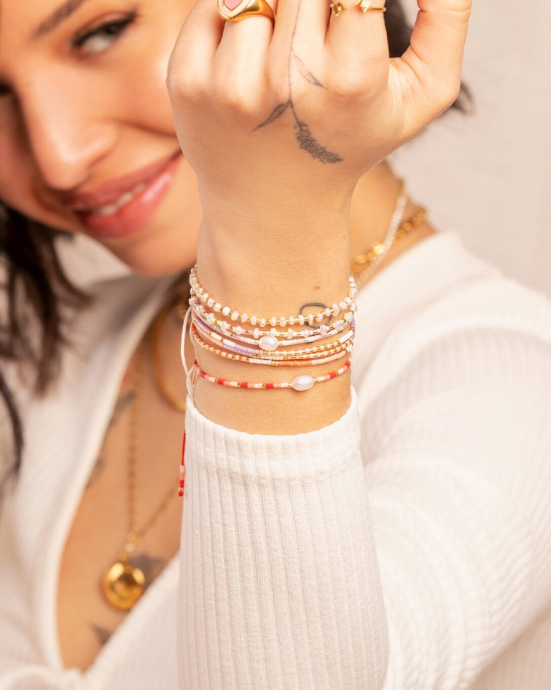 brazalete alejandria, en mostacillas, rosas, homini studio